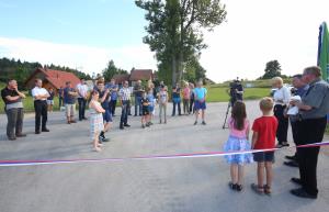 OTVORITEV CESTE IN ZIDU OKOLI POKOPALIŠČA NA KOŽLJEKU 04 FOTO LJUBO VUKELIČ